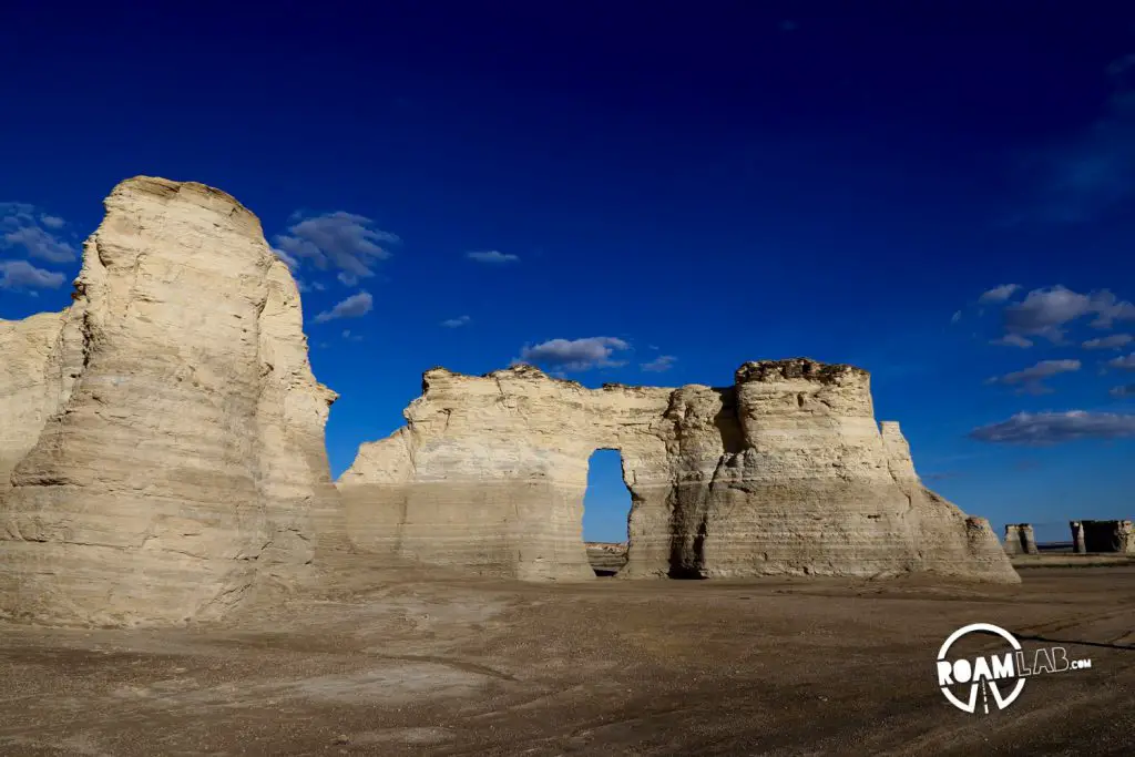 Along with their steep slopes, the rocks include keyholes, arches, and other dramatic features.