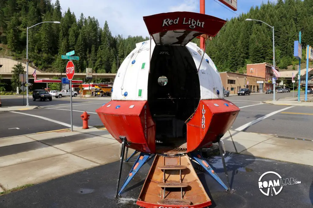 There are some eye catching attraction along the roads of Wallace such as this interstellar installation in front of a local burger joint.