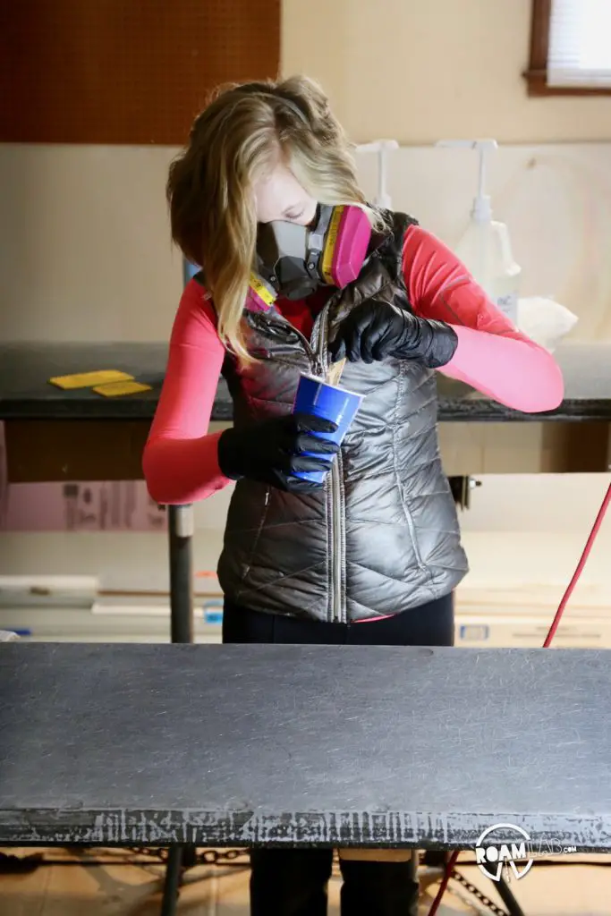 Mixing resin and hardener for at least two minutes to be completely mixed.