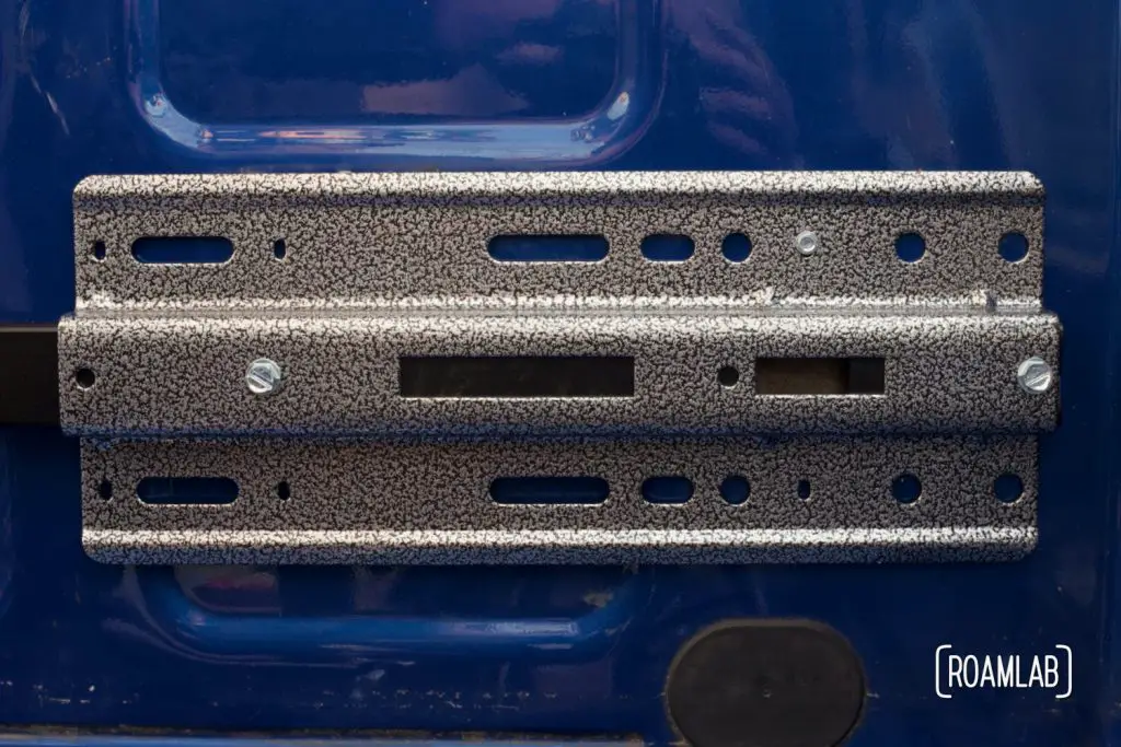 One 3/32" screw securing guide plate and stabilizer bar in place. This was a mistake.