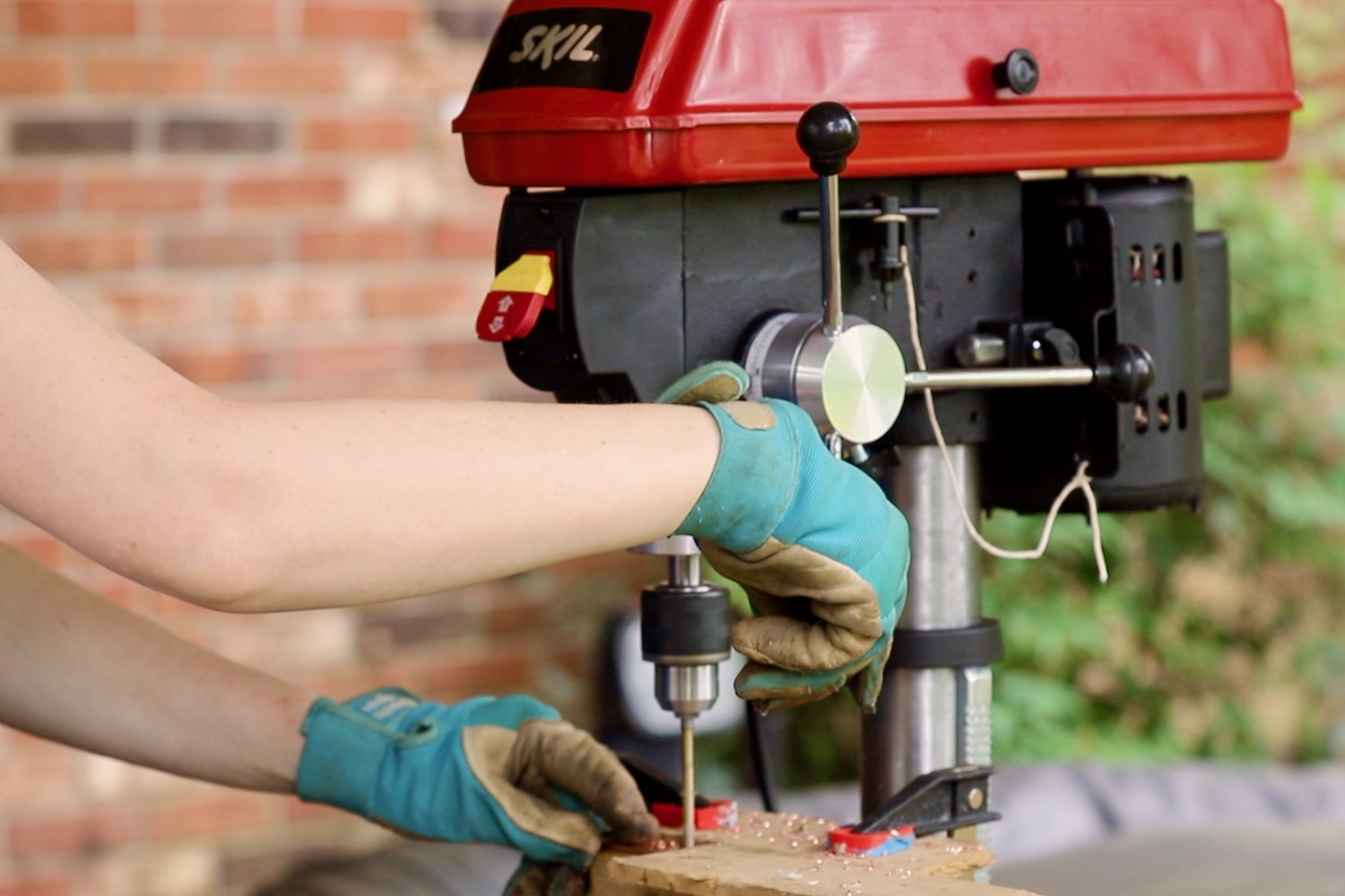 Bus bars (busbars) are short strips of conductive metal for high current electric connections. Learn how to build DIY bars for lithium battery cells.