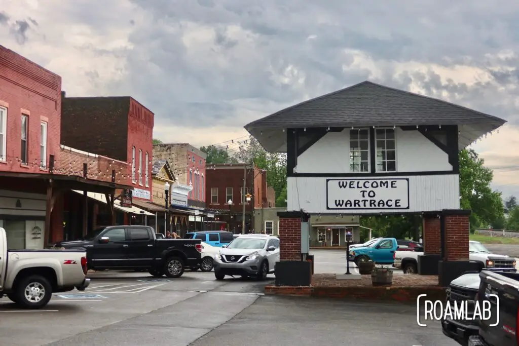 Downtown Wartrace with an elevated white structure in the middle of a parking lot with the message "Welcome to Wartrace"